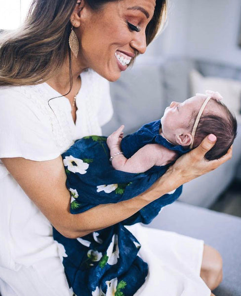 DELUXE MUSLIN SWADDLE IN WHITE ANEMONE