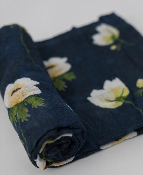 DELUXE MUSLIN SWADDLE IN WHITE ANEMONE