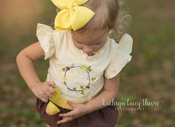 EVIE'S CLOSET BROWN BUBBLE WITH YELLOW TRIM AND WREATH